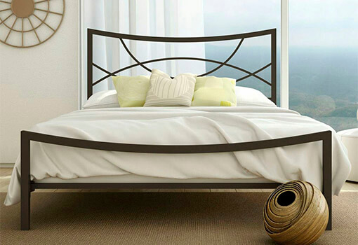 Кровать металлическая с изогнутыми линиями